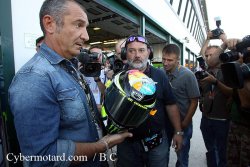 Aldo Drudi présente le casque de Rossi
