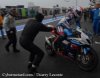 Vincent Philippe ramène la Suzuki N°1 dans son stand après sa chute