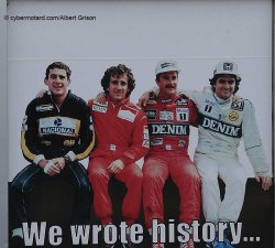 Brands Hatch était autrefois aussi dédié à la formule 1. Un slogan "Nous écrivons l'histoire" On reconnaît Ayrton Senna, Alain Prost, Nigel Mansel et Nelson Piquet